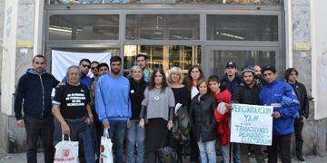Los ex empleados fueron a manifestarse frente al Ministerio de Trabajo de la provincia\u002E (@celinatidoni)