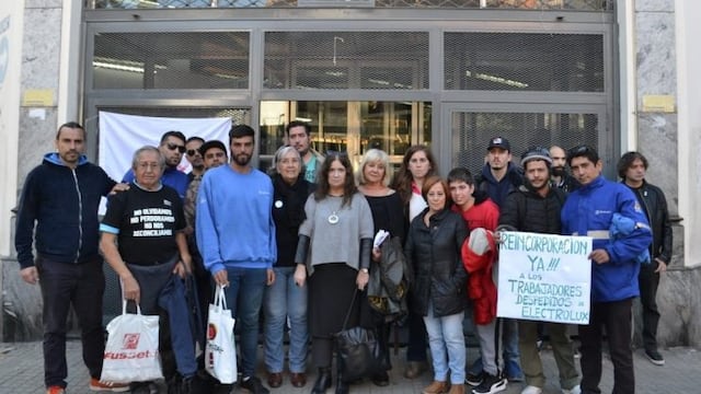 Los ex empleados fueron a manifestarse frente al Ministerio de Trabajo de la provincia\u002E (@celinatidoni)