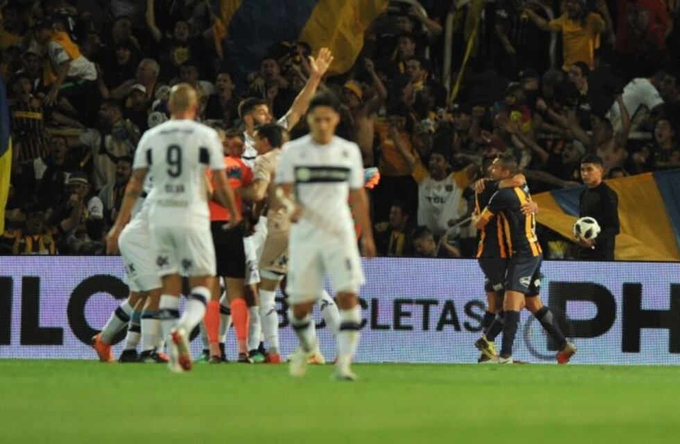 El Lobo no levantó la copa y las redes se llenaron de memes