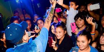 Juan Cross se presentó en Aldana Confitería