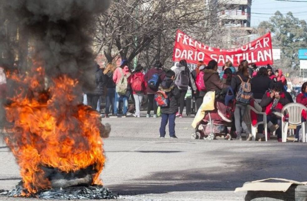 Se encuentra cortado el puente carretero que une Cipolletti con Neuquén