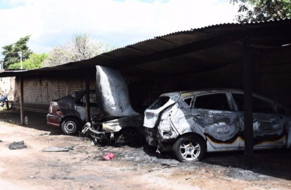 San Luis: se incendiaron tres autos en un estacionamiento
