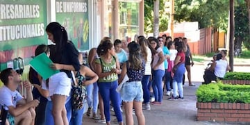 Dos cuadras de cola por un trabajo en una Shell de Posadas\u002E (El Territorio)