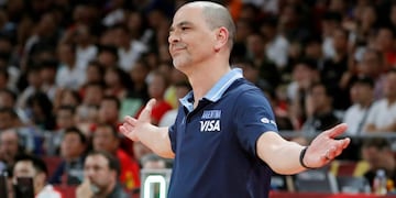 GRAF1677\u002E PEKÍN, 13/09/2019\u002E- El seleccionador de Argentina, Sergio Hernández, durante la segunda semifinal del Mundial de Baloncesto de China 2019 disputada este viernes en el pabellón Wukesong de Pekín\u002E EFE/Juan Carlos Hidalgo