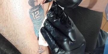 Se tatuó a un jugador de OTC en la pierna