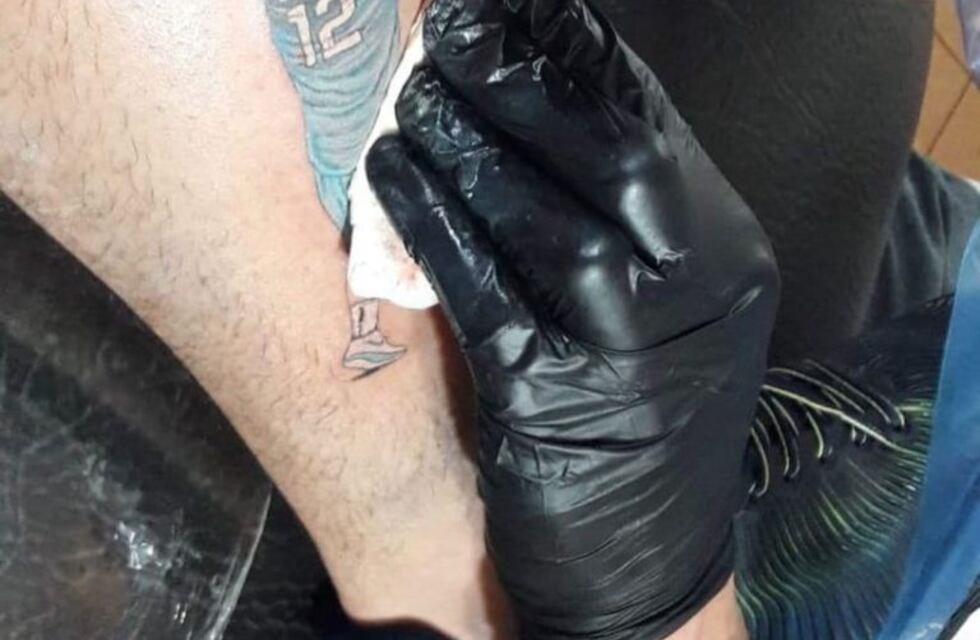 ¡Fanatismo incondicional! Se tatuó a un jugador de OTC en la pierna