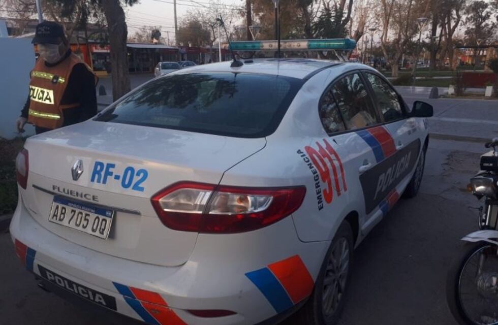 Violaban la cuarentena, los fueron a detener y los vecinos le tiraron piedras a la policía