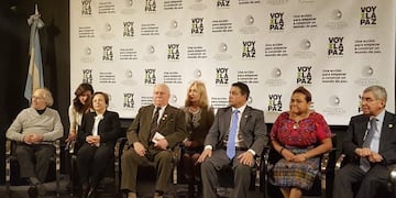 El encuentro reuniu00f3 a los galardoados en la sede de la Fundaciu00f3n Democracia\u002E