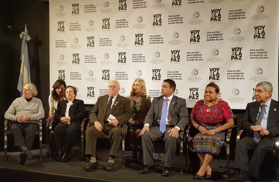 Junto a otros cuatro Premios Nobel de la Paz, Pérez Esquivel repudió los golpes blandos en la región