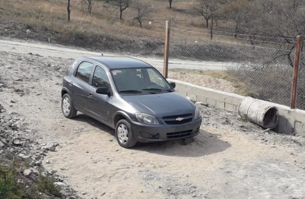 Hallaron abandonado el vehículo que fue robado frente al colegio Anglo Americano