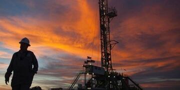 En Llancanelo, donde la operadora es la estatal YPF, Roch posee el 11% de un área de 97,4 km2 donde se explotan 22 pozos\u002E