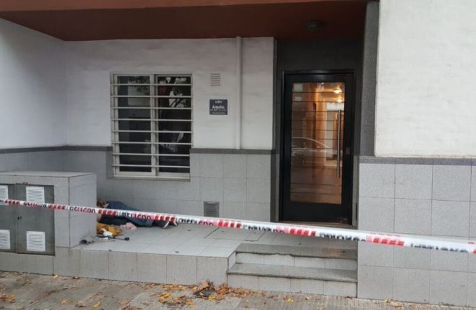 Investigan la muerte de un hombre golpeado y cortado a metros del Hospital Centenario