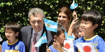 DYN10, TOKIO 20/05/2017, EL PRESIDENTE MAURICIO MACRI Y LA PRIMERA DAMA, JULIANA AWADA, SALUDARON HOY A UN GRUPO DE CHICOS QUE ASISTEN A LA ESCUELA DE Fu00daTBOL BOCA - JAPu00d3N, EN LA PUERTA DEL HOTEL PALACE TOKIO.nFOTO: DYN/PRESIDENCIA.