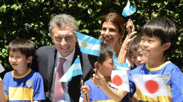 DYN10, TOKIO 20/05/2017, EL PRESIDENTE MAURICIO MACRI Y LA PRIMERA DAMA, JULIANA AWADA, SALUDARON HOY A UN GRUPO DE CHICOS QUE ASISTEN A LA ESCUELA DE Fu00daTBOL BOCA - JAPu00d3N, EN LA PUERTA DEL HOTEL PALACE TOKIO.nFOTO: DYN/PRESIDENCIA.