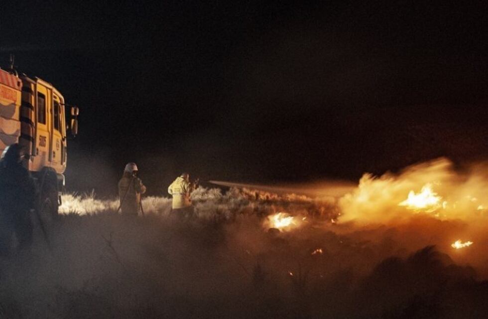 Continúan trabajando en el incendio forestal de pastizales en el cerro Ancasti