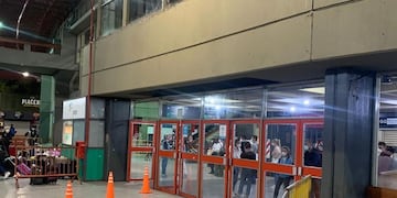 Pasajeros esperando en la terminal de Córdoba\u002E (Foto Cadena 3)\u002E