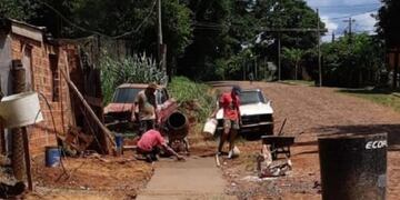 Los vecinos solidarios construyen las veredas para Mili