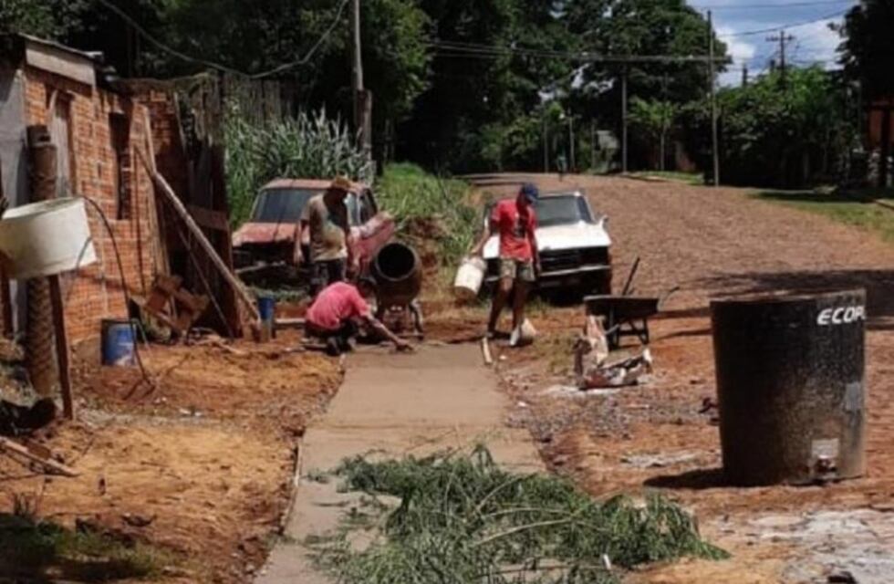 Vecinos arreglan veredas para la joven con "huesos de cristal"