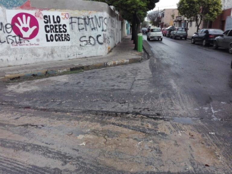 Desbordaron las cloacas en un tramo de la calle Bolívar