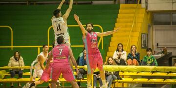 Costa Sud venció a Club de Pelota y es el líder provisorio del Oficial de Básquet (foto: facebook: zona naranja TA)