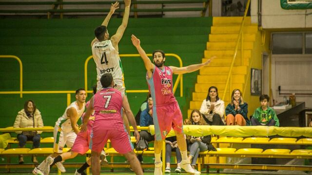 Costa Sud venció a Club de Pelota y es el líder provisorio del Oficial de Básquet (foto: facebook: zona naranja TA)
