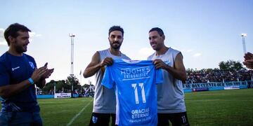 "Nacho" preparó una camiseta especial para el excapitán de Newell's como el refuerzo estrella del Celeste.