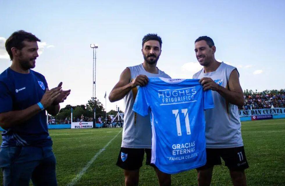 Trae suerte: Maxi Rodríguez debutó al lado de Ignacio Scocco y Hughes ganó