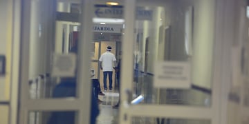 FINANCIAMIENTO. En medio de las restricciones por la crisis económica, el sistema de salud cruje por los impactos en las vías para financiar la prestación de los servicios. (La Voz/Archivo)