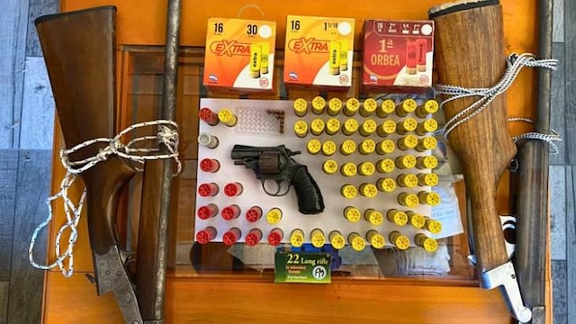 Secuestraron armas, celular y otros elementos. El informe policial