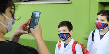 Tras casi un año, la mitad de los alumnos de la ciudad de Buenos Aires regresaron a las clases el miércoles 17 de febrero de 2021. (Clarín)