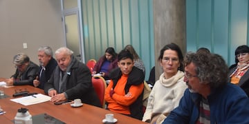 Los ingenieros agrónomos Carolina Marengo y Rodolfo Córdoba del INAFCI expusieron ante los legisladores las consecuencias que tendría el inminente cierre del instituto.