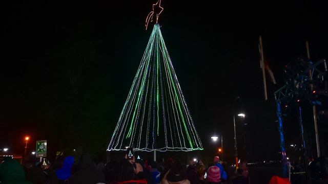 Vecinos de la comunidad disfrutaron del encendido del árbol de navidad