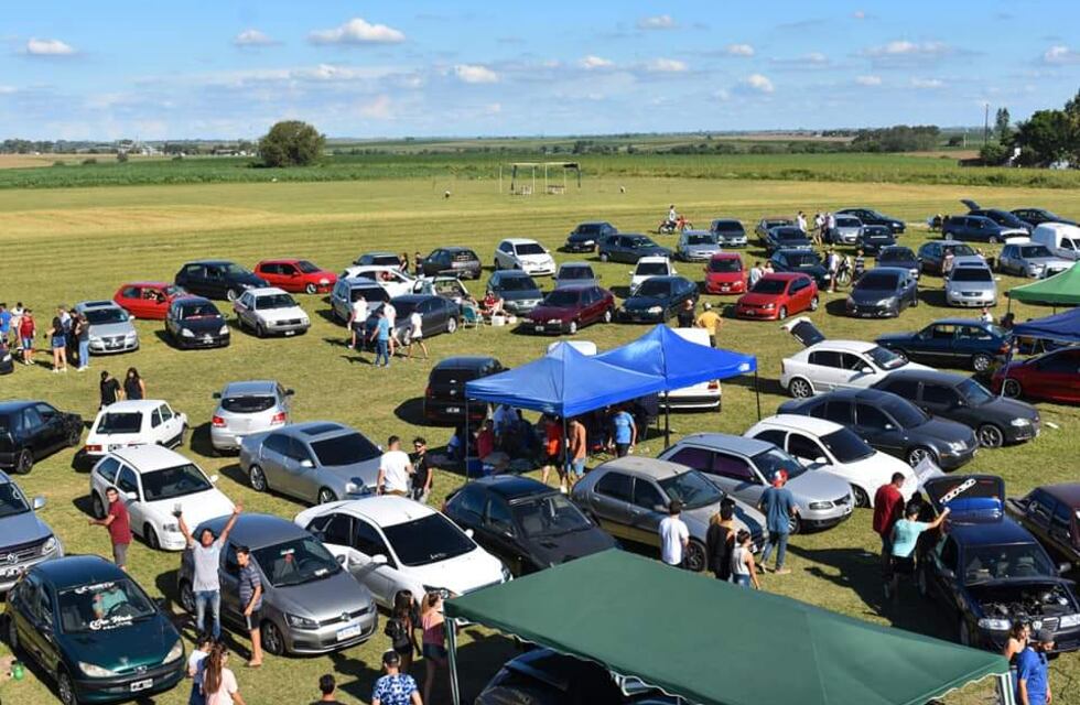 Encuentro multimarcas de autos en Aldea Brasilera