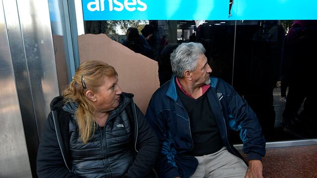 Quienes se jubilaron con 30 años de aportes o más, y cobran la mínima ($50.124), pasarían a quedar por debajo de los $50.801 (82% del SMVM), y se deberá corregir esa diferencia. Foto: Orlando Pelichotti