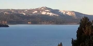 Una figura extraña apareció en el lago Nahuel Huapi y sorprendió a una familia barilochense