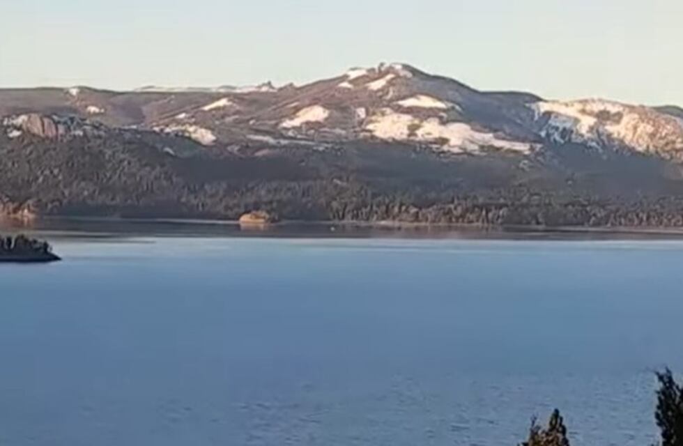 Apareció una extraña figura en el lago Nahuel Huapi y sorprendió a una familia que vive por la zona