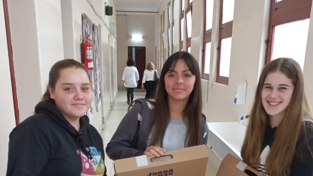 Entregaron 296 netbooks a alumnos de 2° año de la EESO N° 428