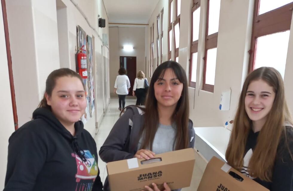 Entregaron 296 netbooks de la Nación a alumnos de la EESO N° 428