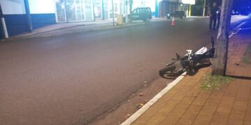 Eldorado: dos motociclistas con lesiones leves tras ser impactados por un vehículo que se dio a la fuga.