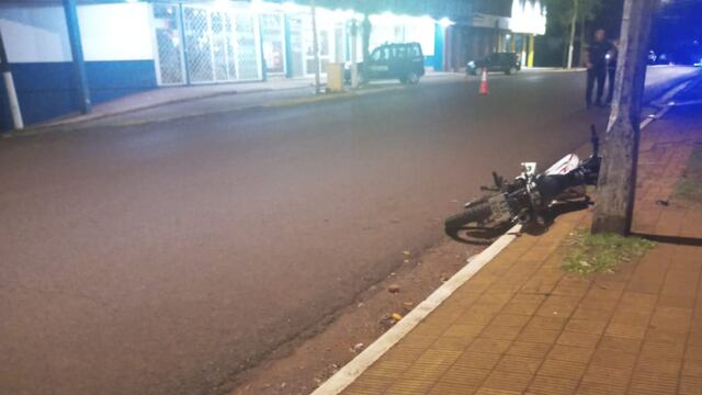 Eldorado: dos motociclistas con lesiones leves tras ser impactados por un vehículo que se dio a la fuga.