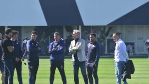El presidente Andrés Fassi en el entrenamiento junto al entrenador Carlos Tévez. Más cambios para el domingo.
