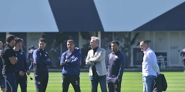 El presidente Andrés Fassi en el entrenamiento junto al entrenador Carlos Tévez. Más cambios para el domingo.