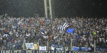 La hinchada de la "T" en el Juan Gilberto Funes de La Punta.