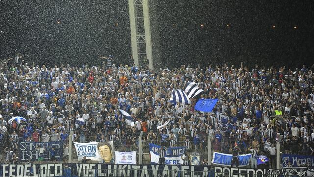 La hinchada de la "T" en el Juan Gilberto Funes de La Punta.
