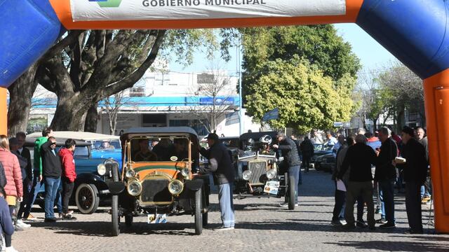 Se largó el Rally de Autos Antiguos