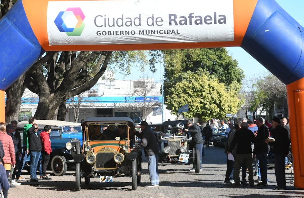 Se corre el Rally de Autos Antiguos, después de que 20.000 rafaelinos participaran de la Expo