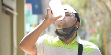 Una buena hidratación es clave para hacerle frente a la ola de calor. Diario Huarpe.