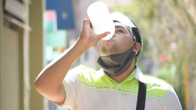 Una buena hidratación es clave para hacerle frente a la ola de calor. Diario Huarpe.