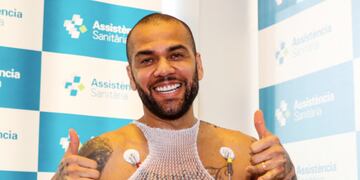 Dani Alves superó la revisión médica en Barcelona.