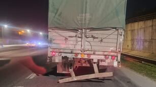 La Policía de Córdoba confirmó la muerte de un hombre tras un fuerte choque entre un camión y una motocicleta.